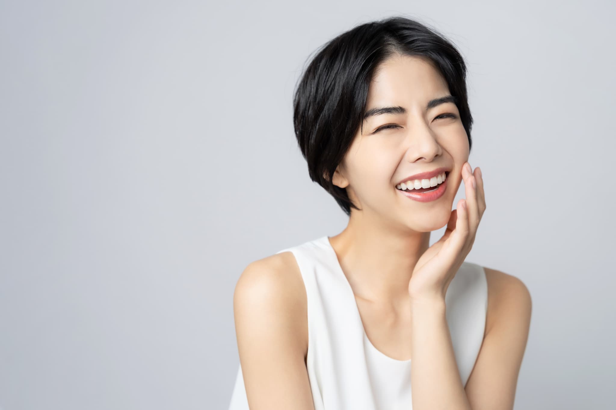 インプラント治療を終えて笑顔を見せる女性