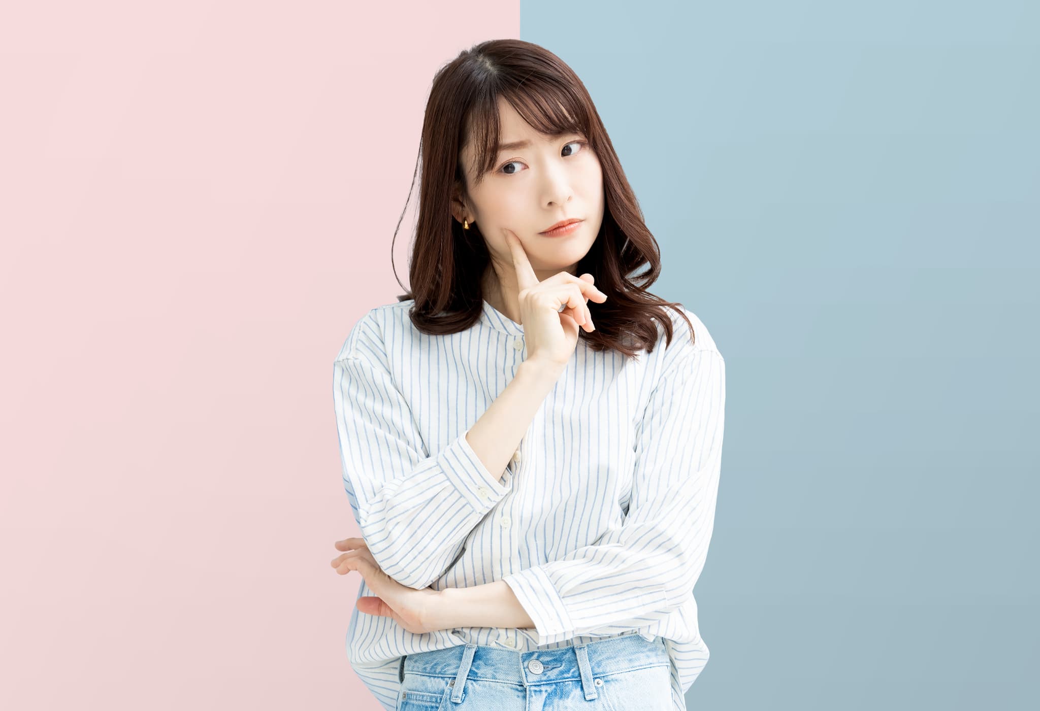 インビザラインの治療が向いている人・向かない人を考える女性