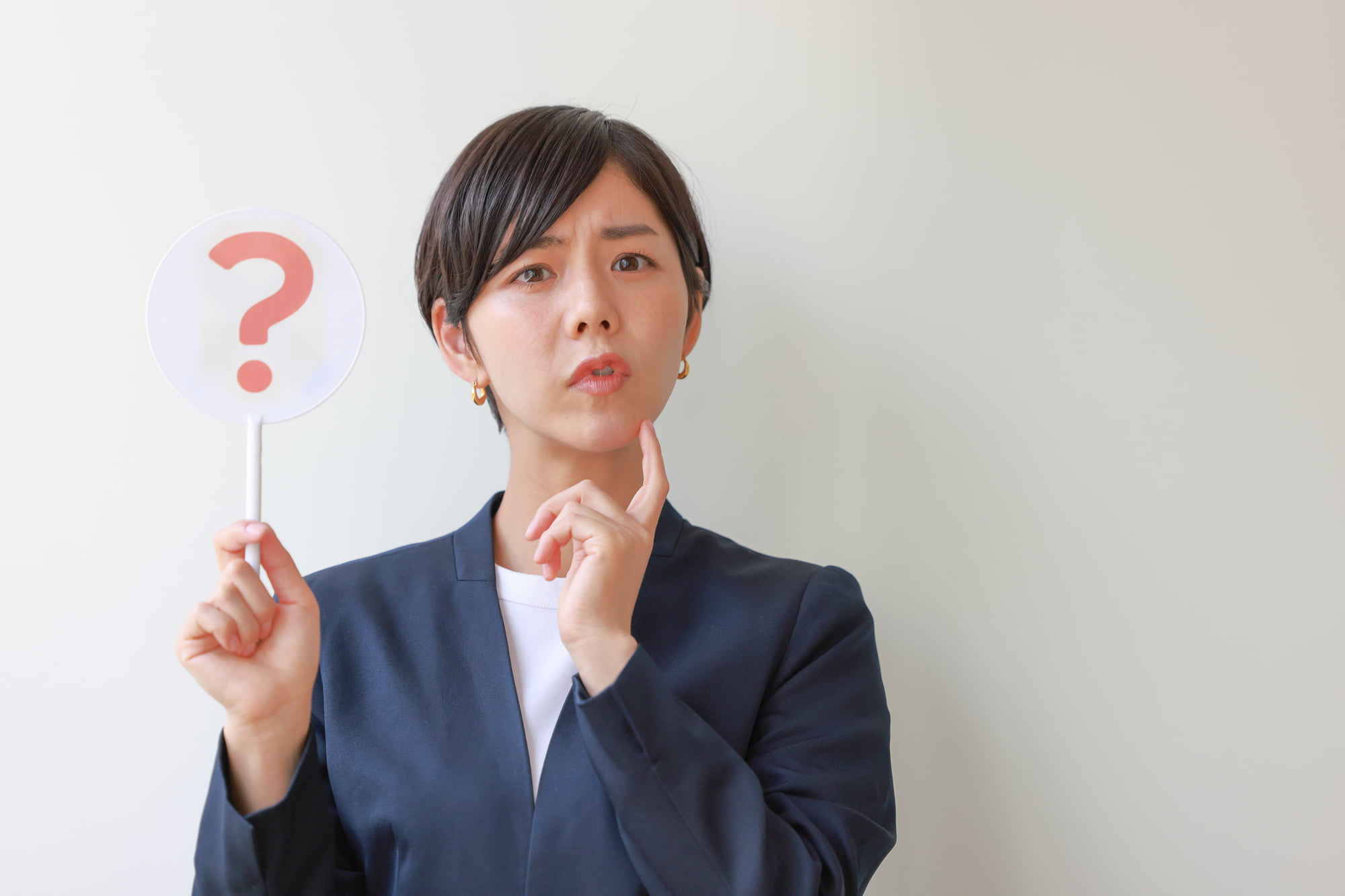 顎関節症は自然に治るのか考える女性