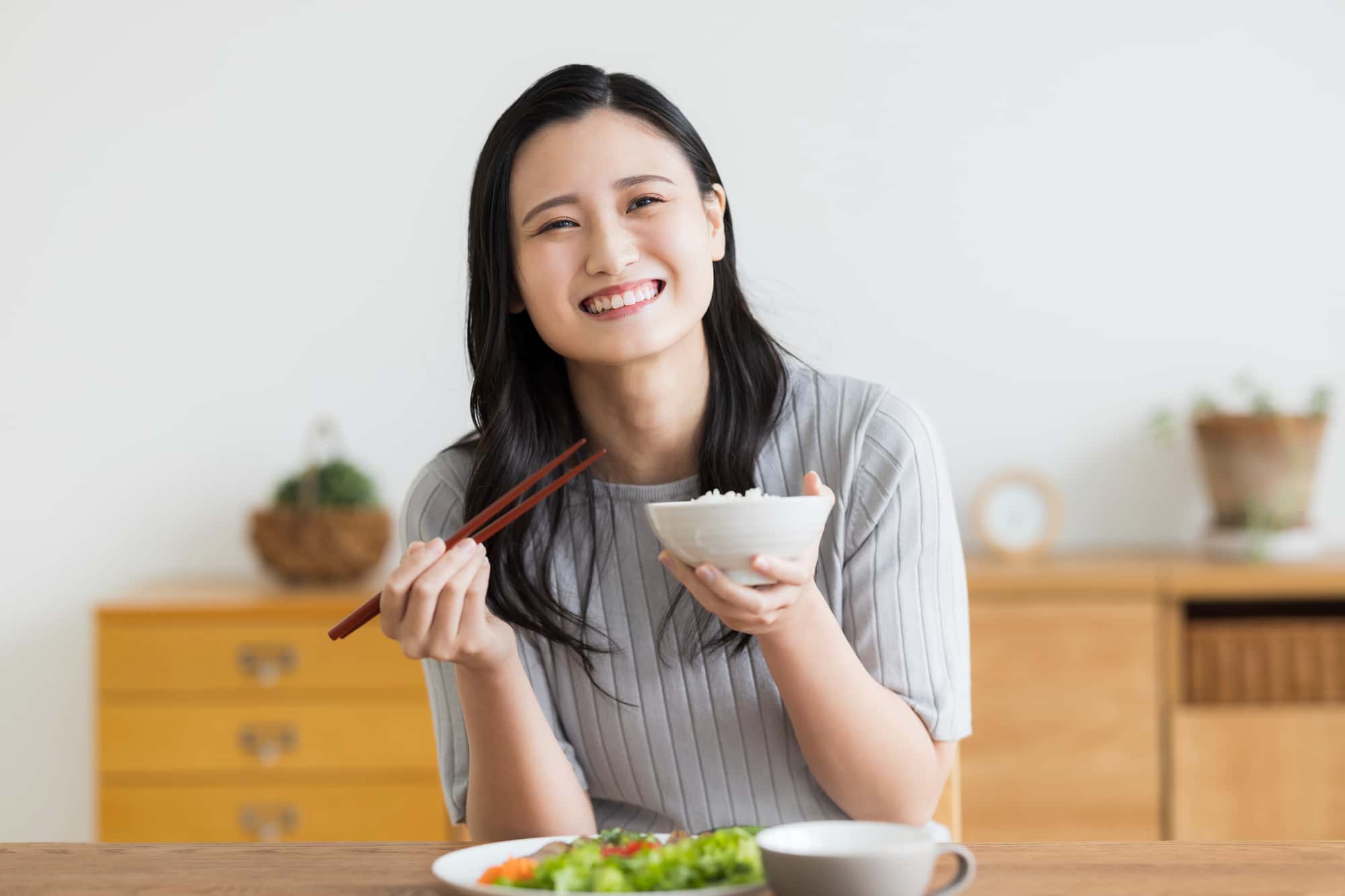 顎関節症を治療して食事を楽しむ女性