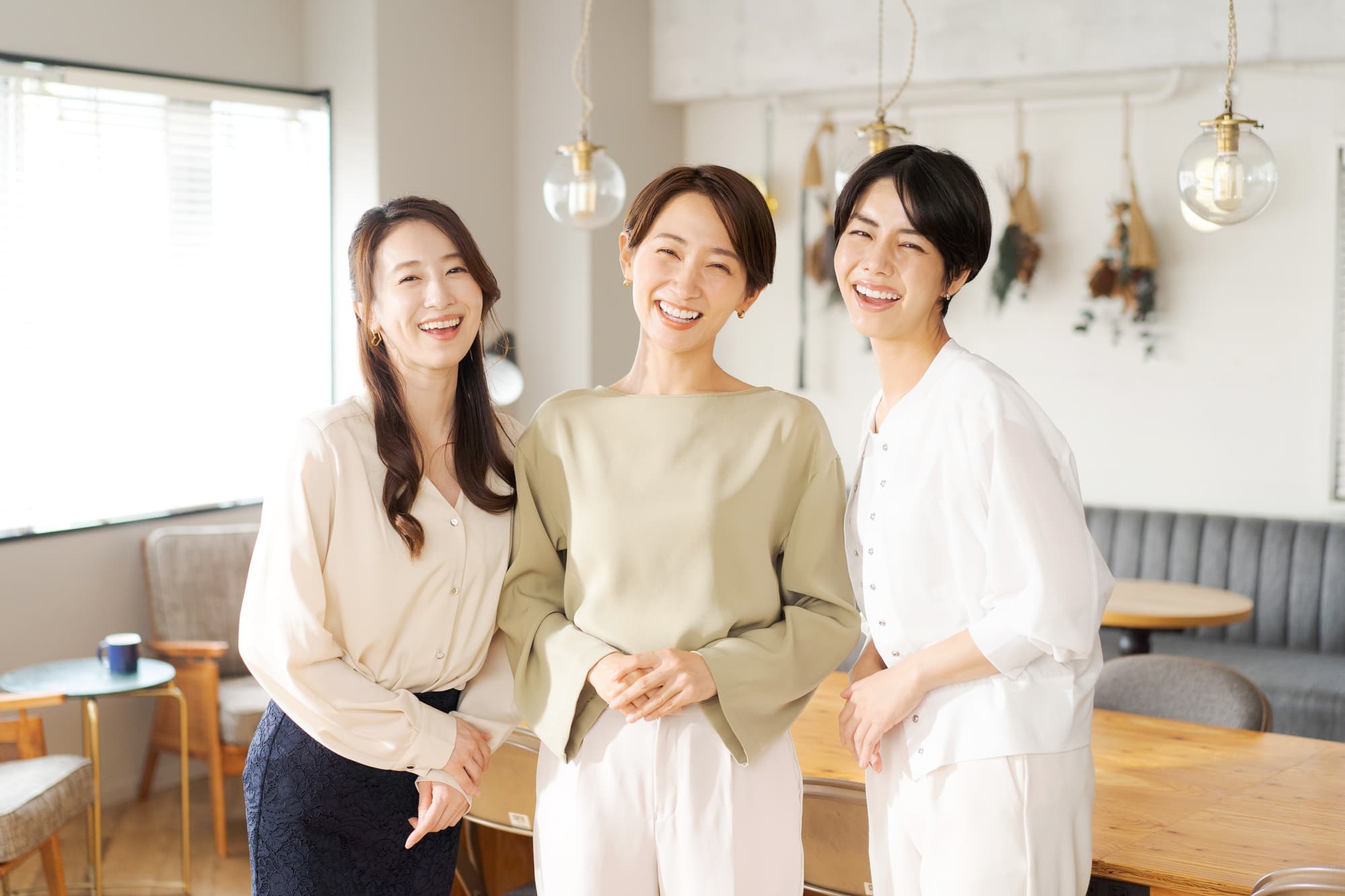 笑顔の3人の女性