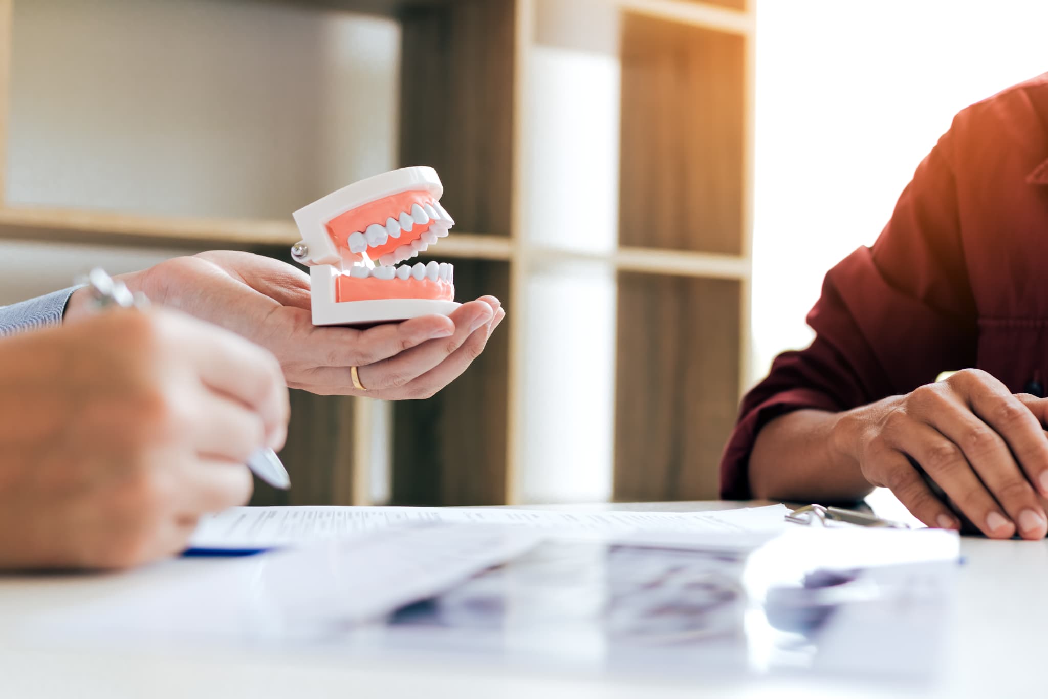 入れ歯について説明を受ける様子