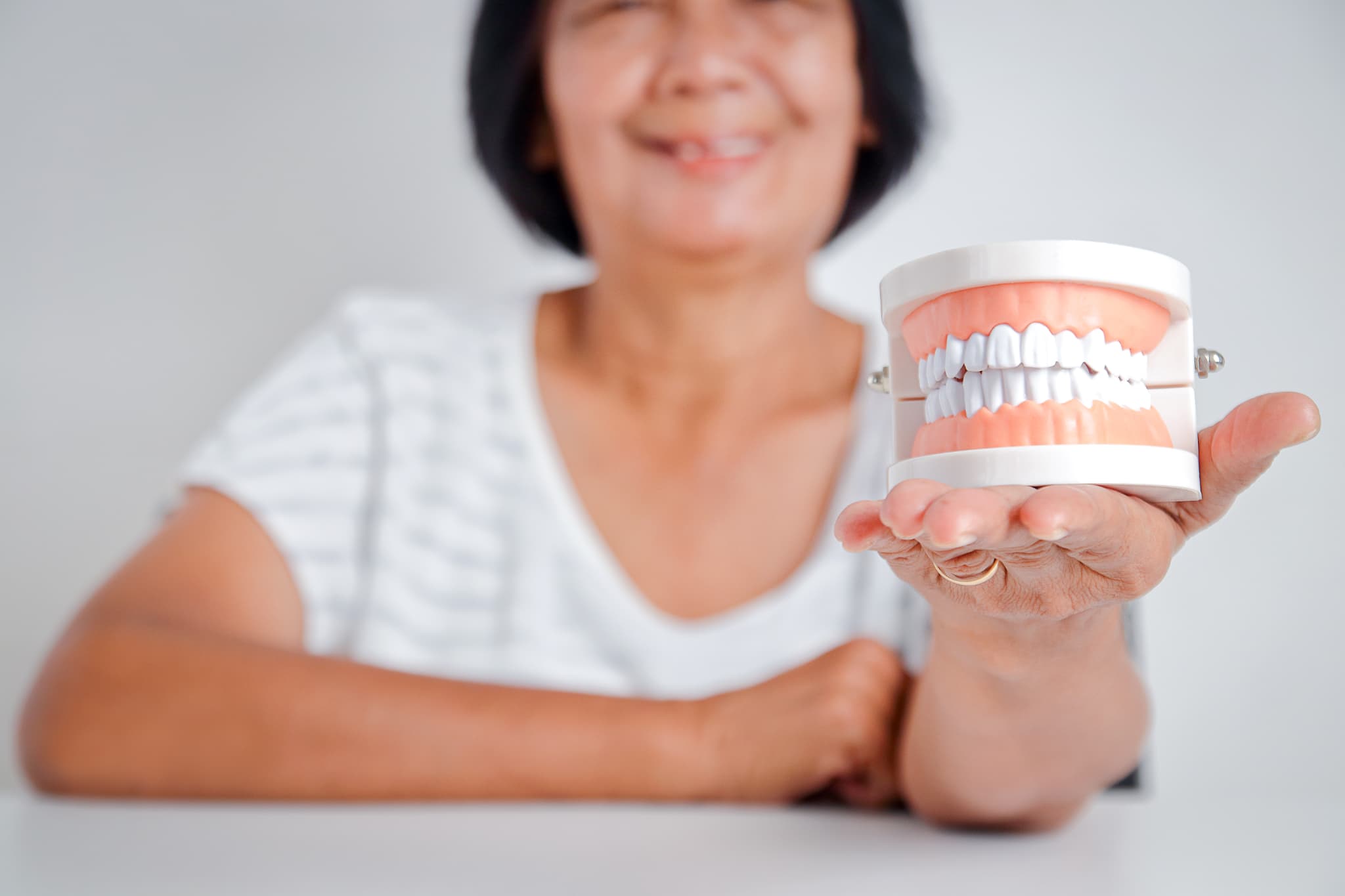 入れ歯の選び方を紹介する女性