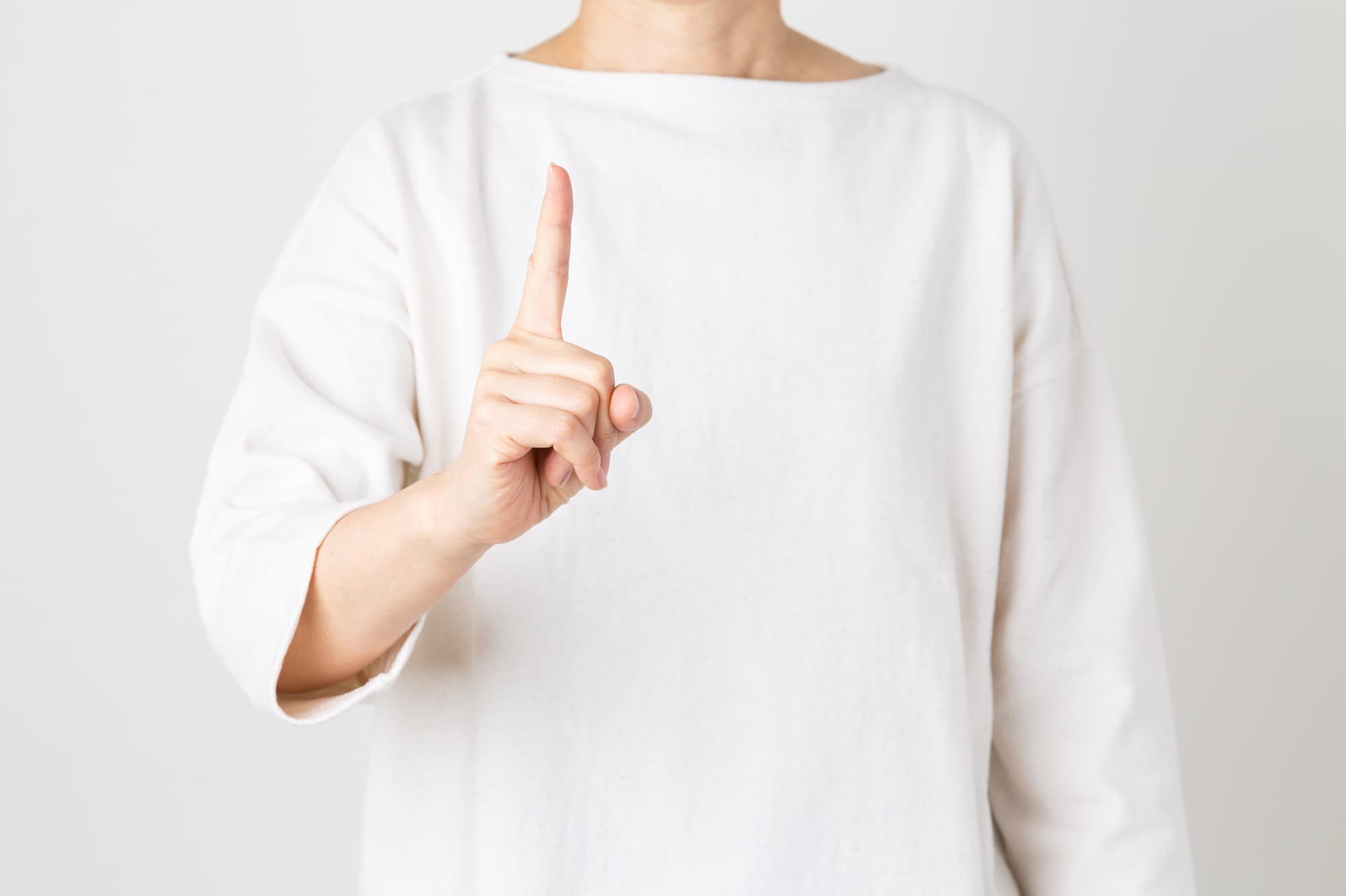 入れ歯を快適に使用するためのポイントを伝える女性