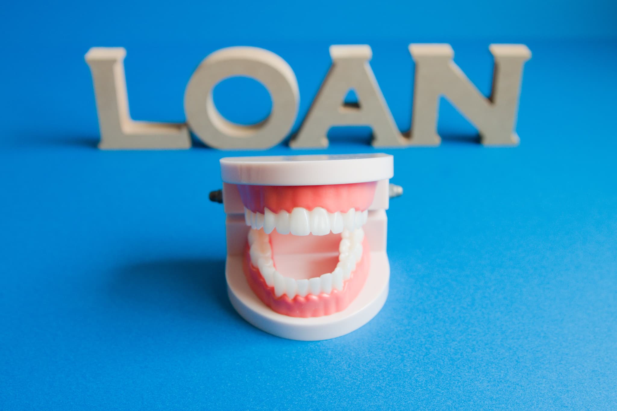 インプラントの費用を抑えるためデンタルローンを利用するイメージ