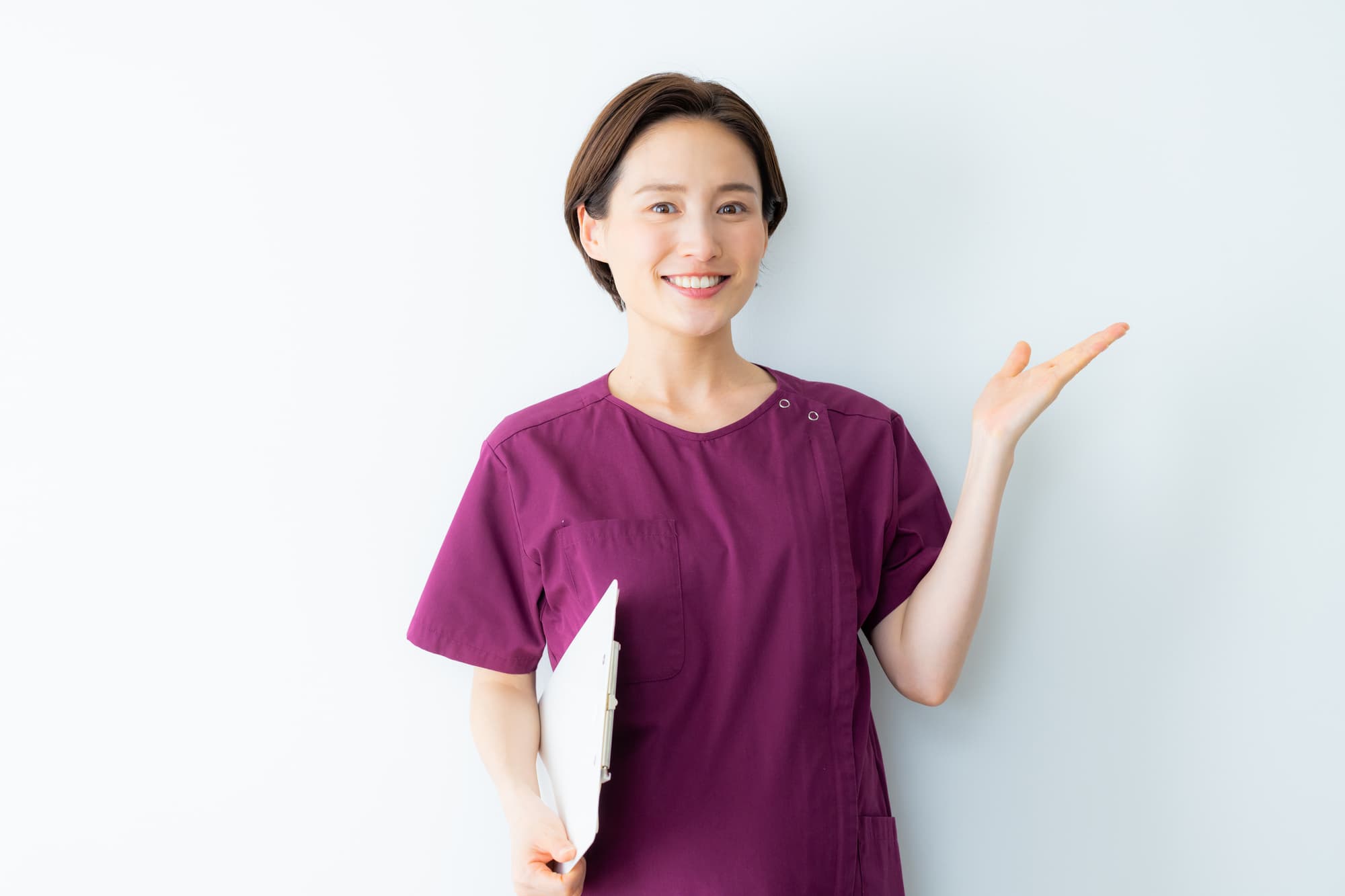 重度の歯周病を治療したほうがよい理由を伝える歯科医師