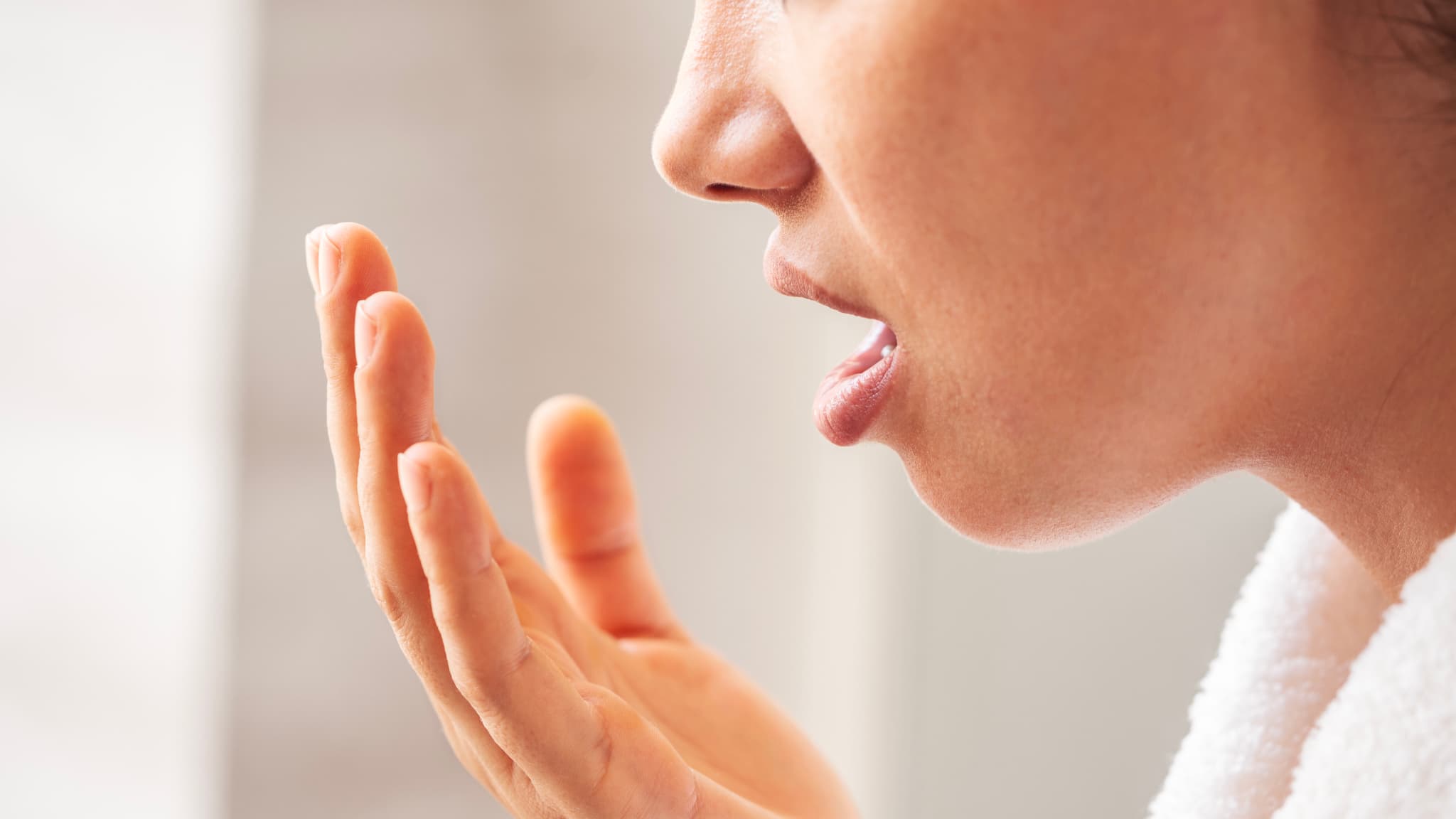 重度の歯周病によって口臭が気になるようになった女性