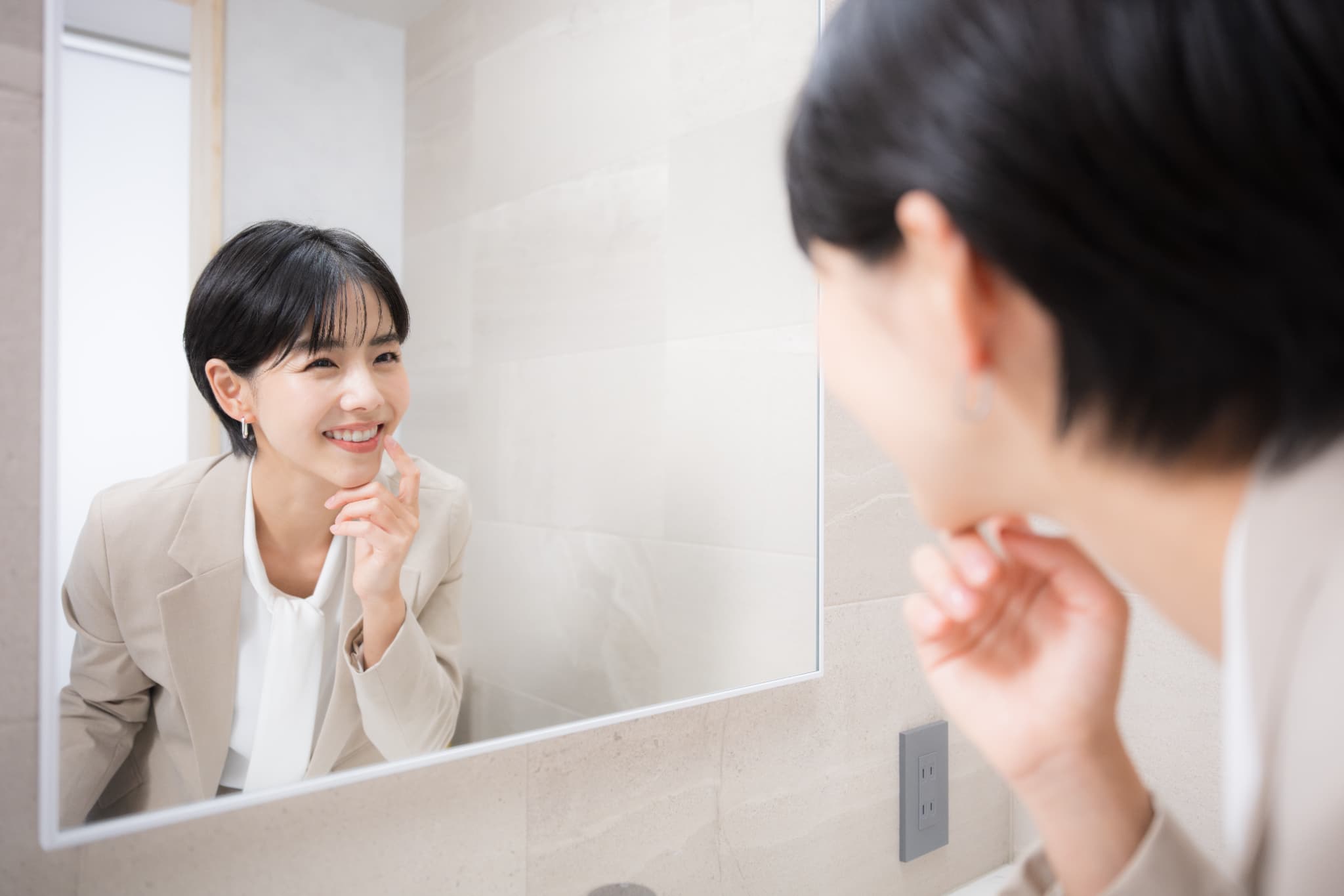 重度の歯周病を治療し口元を鏡で確認する女性