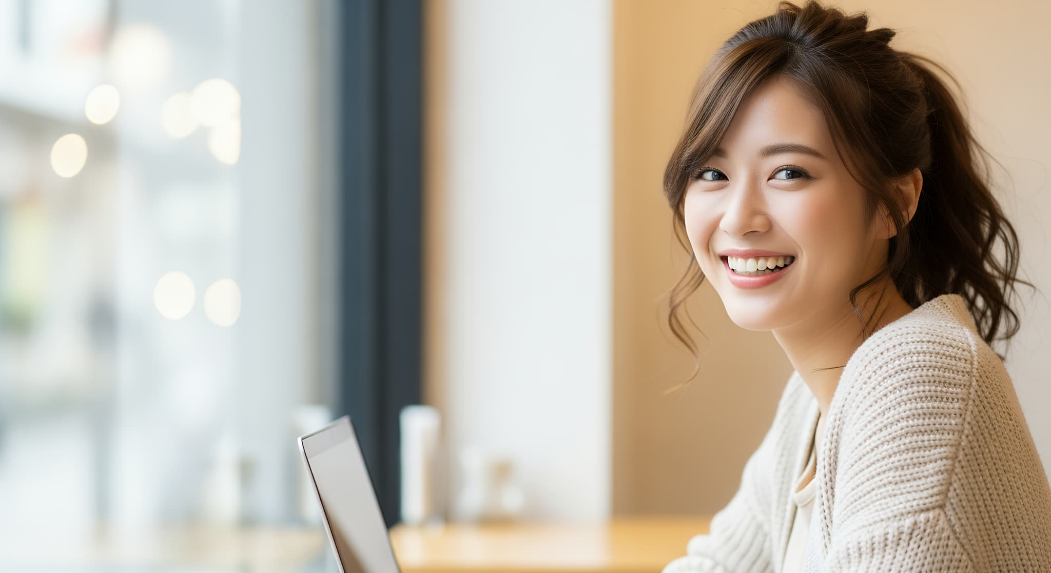 インビザラインで美しい歯並びになった笑顔の女性