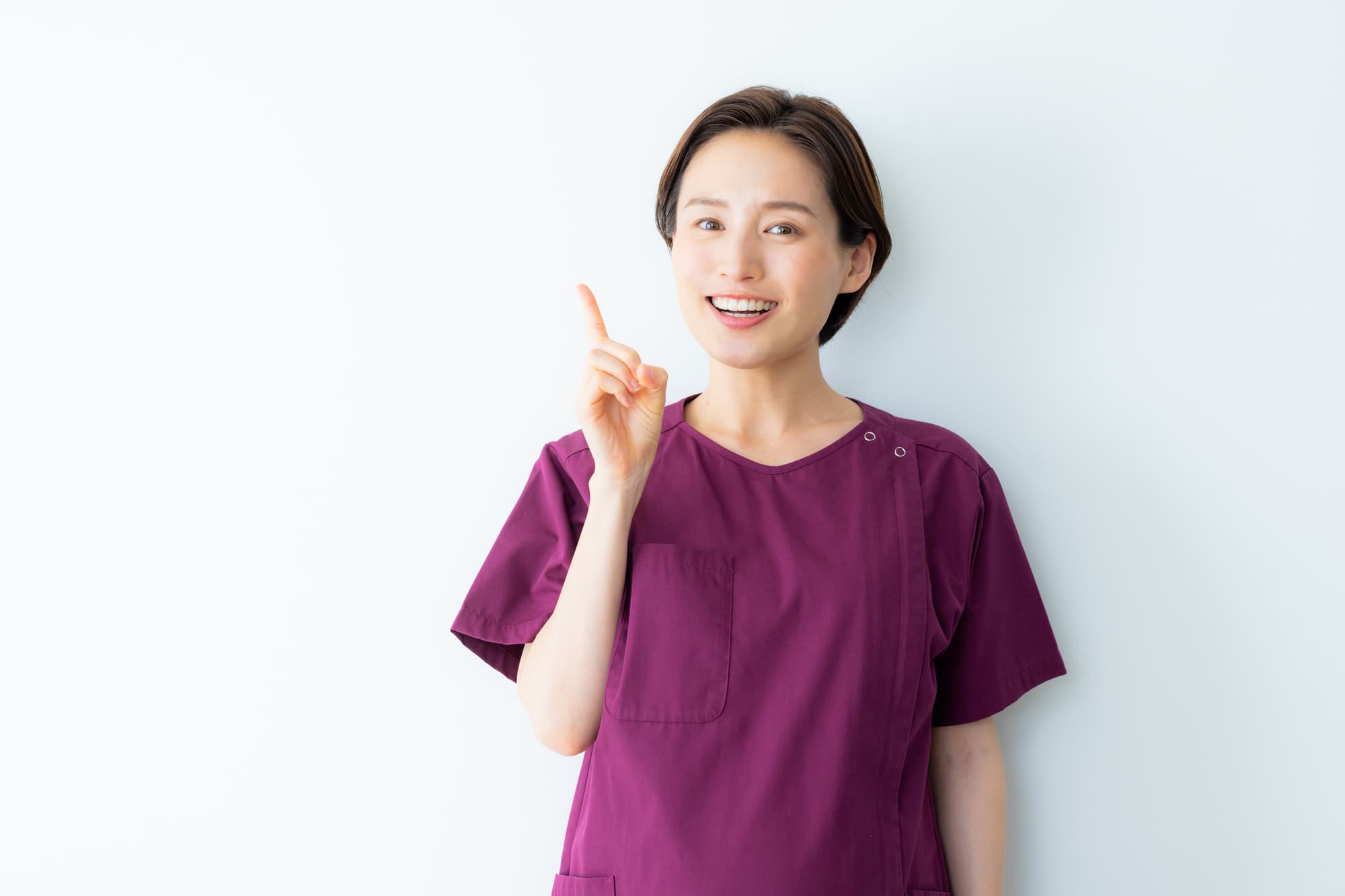 歯周外科治療について説明する歯科医師