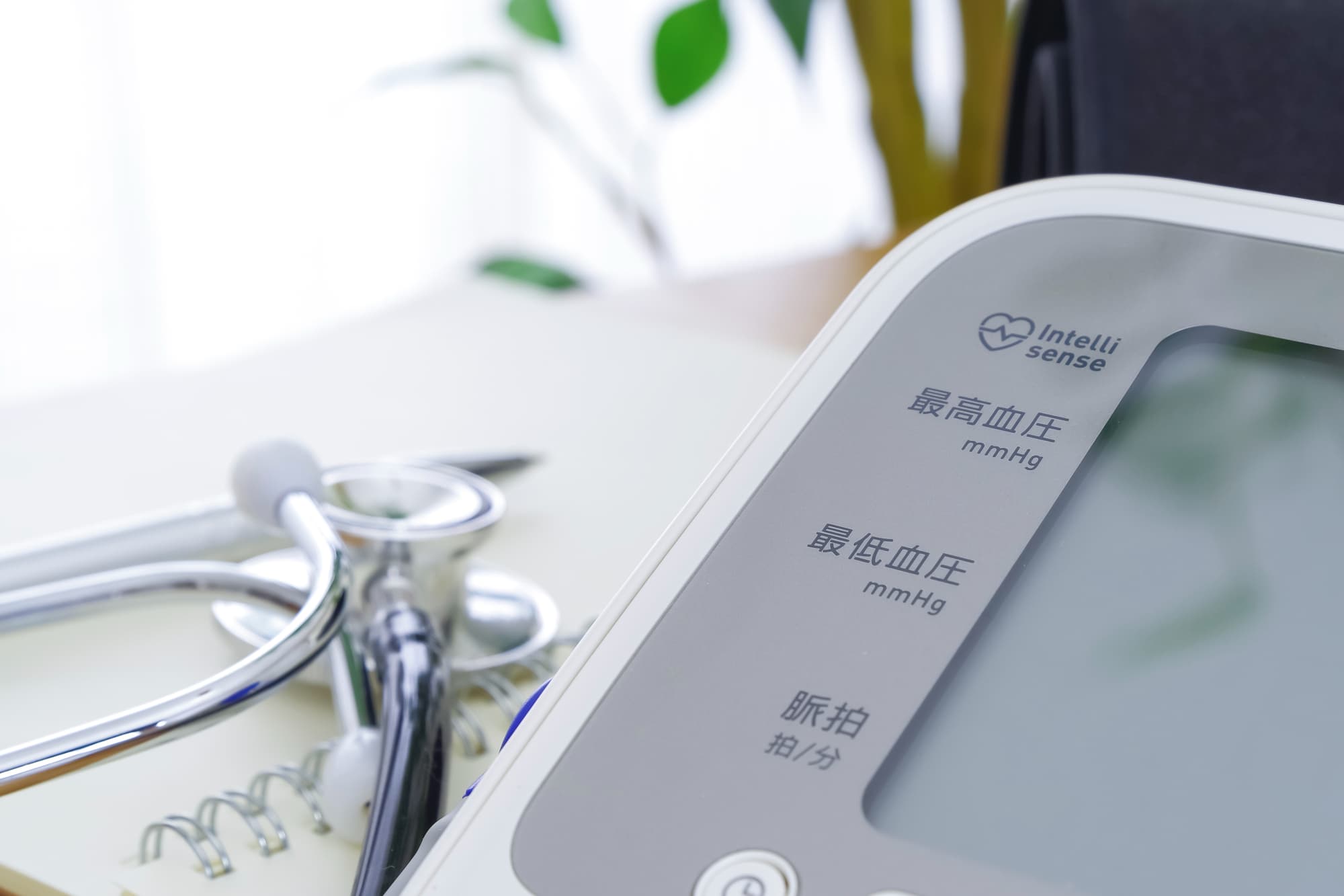 机に置かれた血圧計