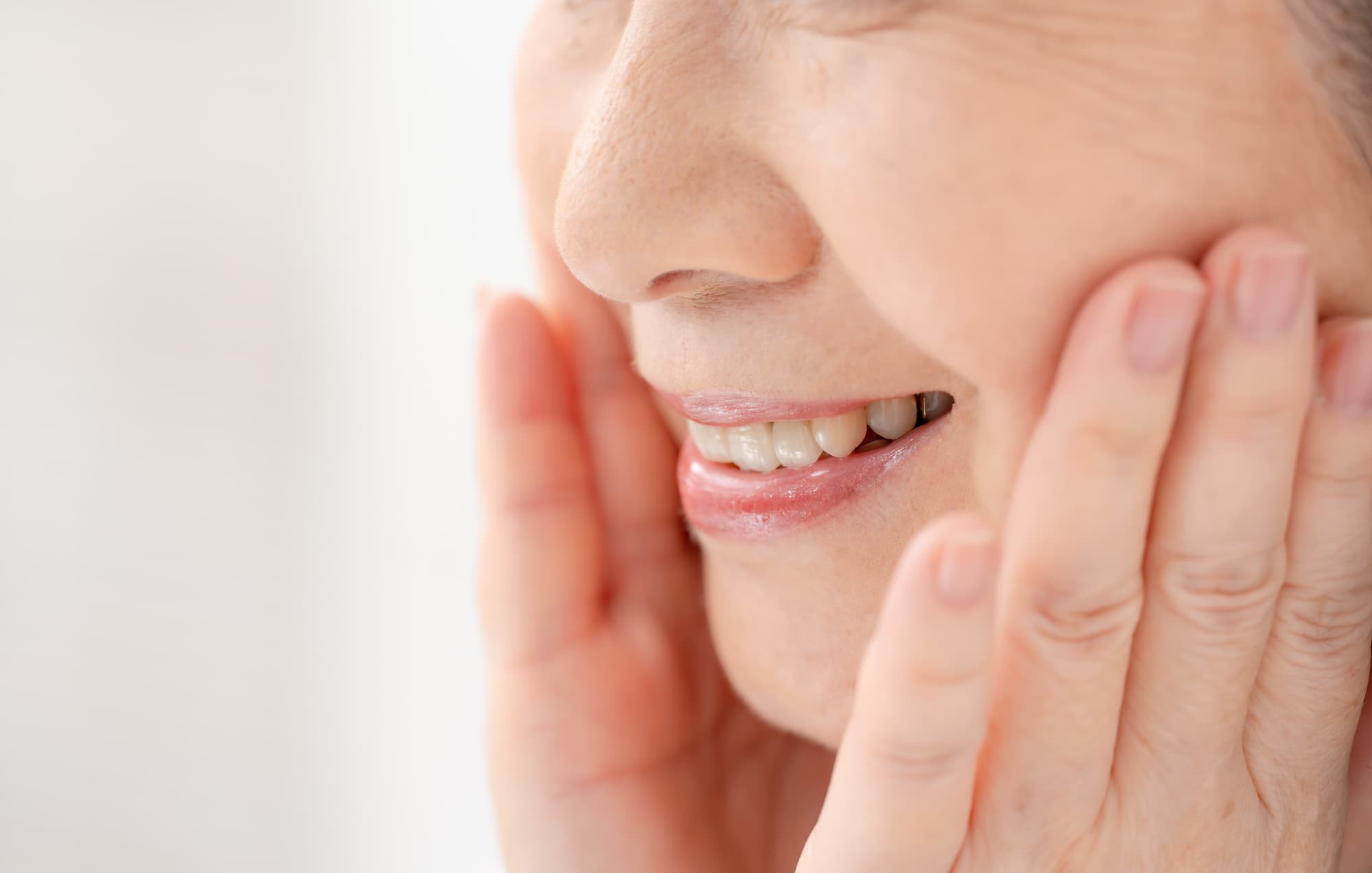見た目が自然なインプラント治療後の口元
