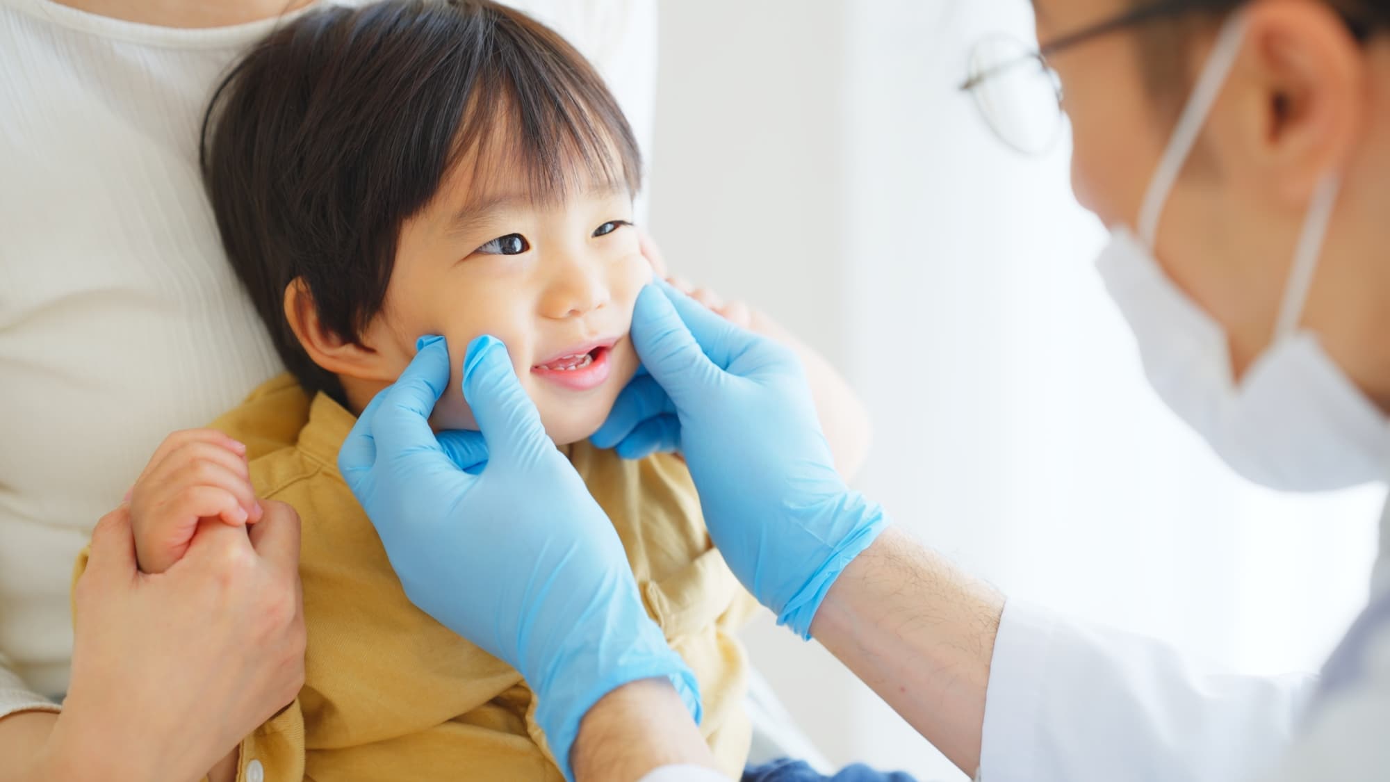 歯科医院で歯の確認をする男の子