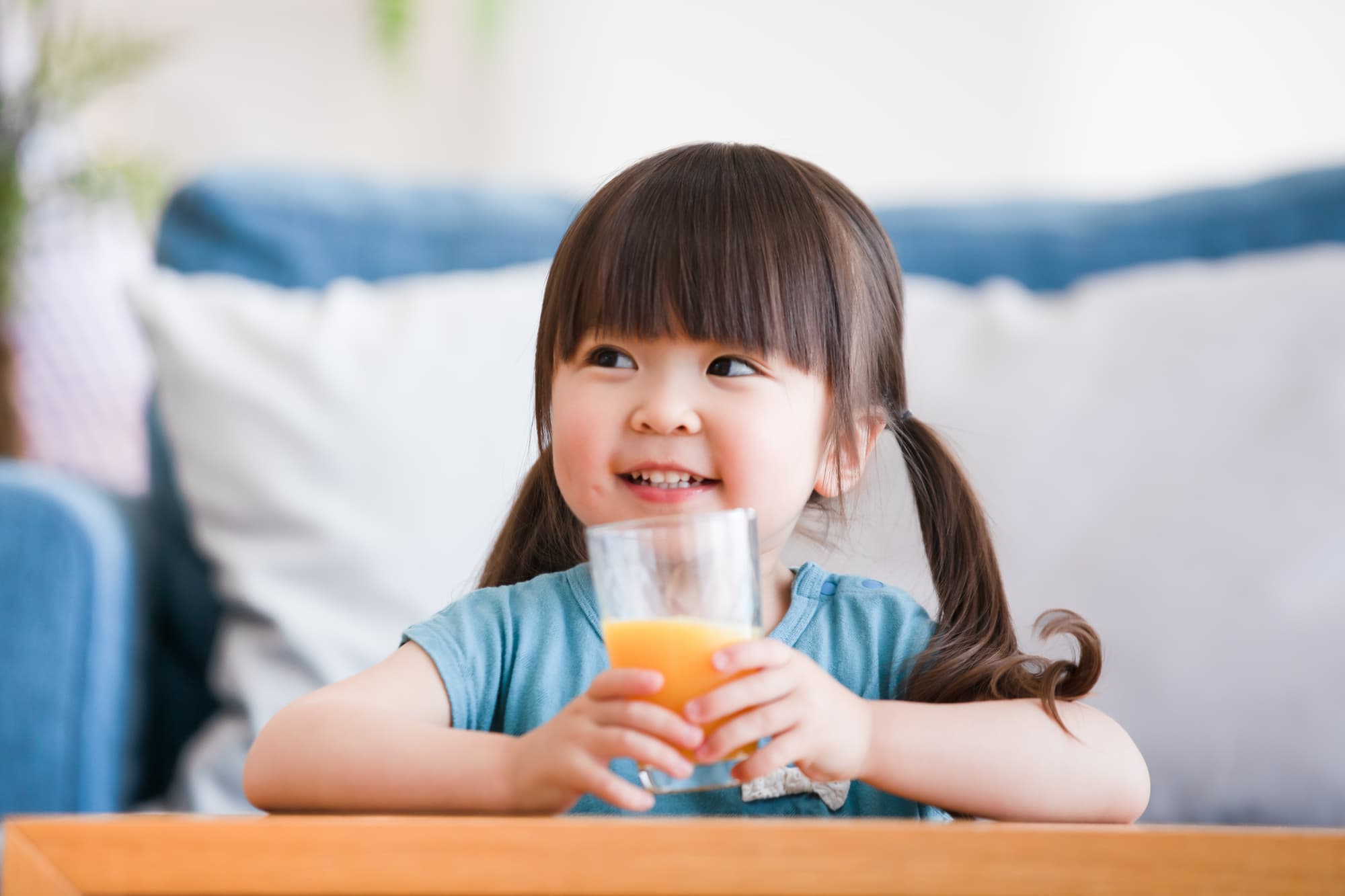 甘いジュースを飲む女の子