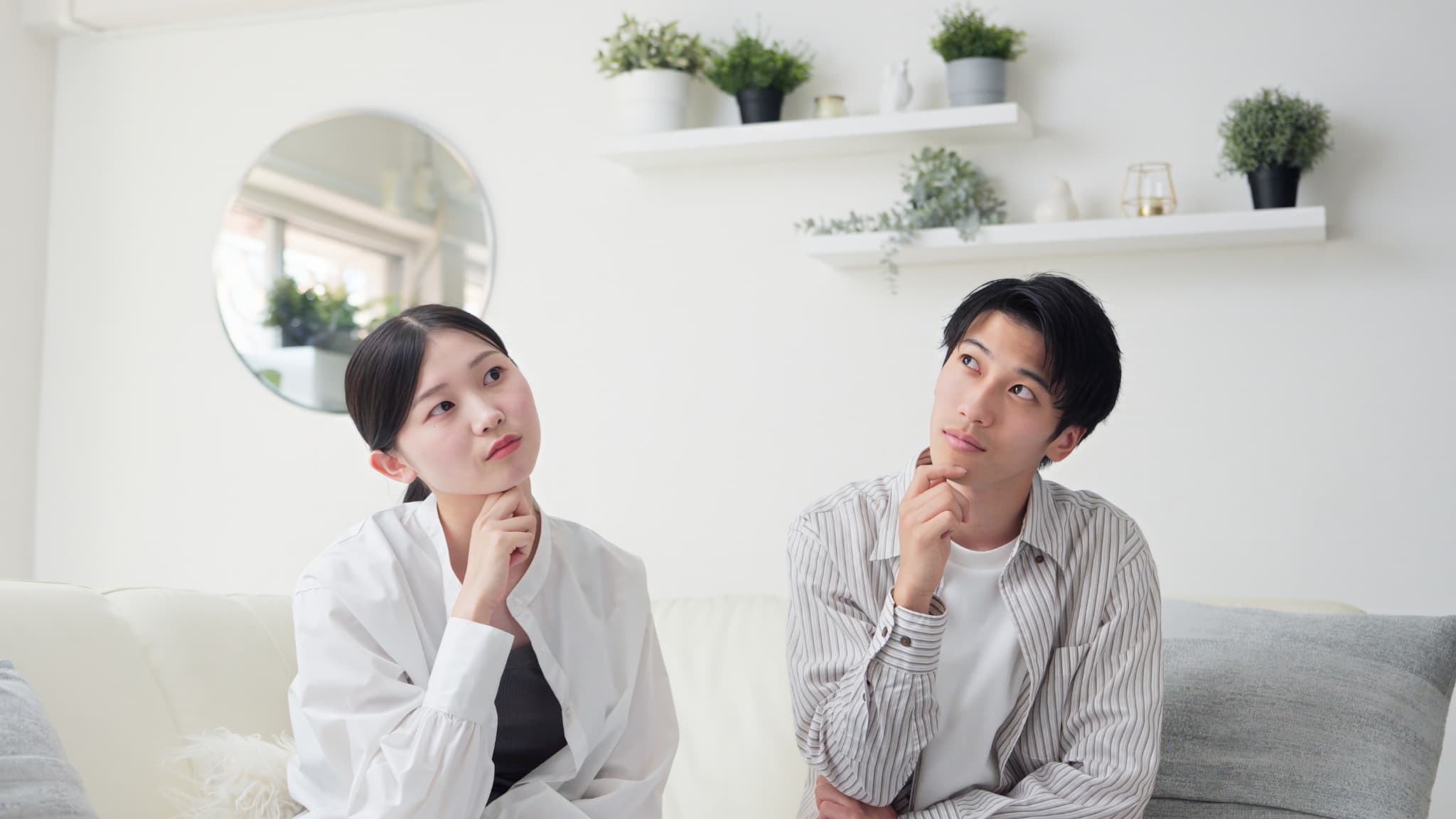 歯周病が身体全体の健康に関わるのか考える男女