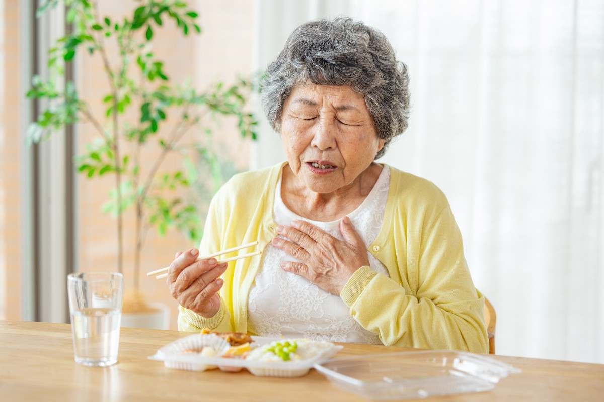 食べものを飲み込む力が弱っているシニア女性
