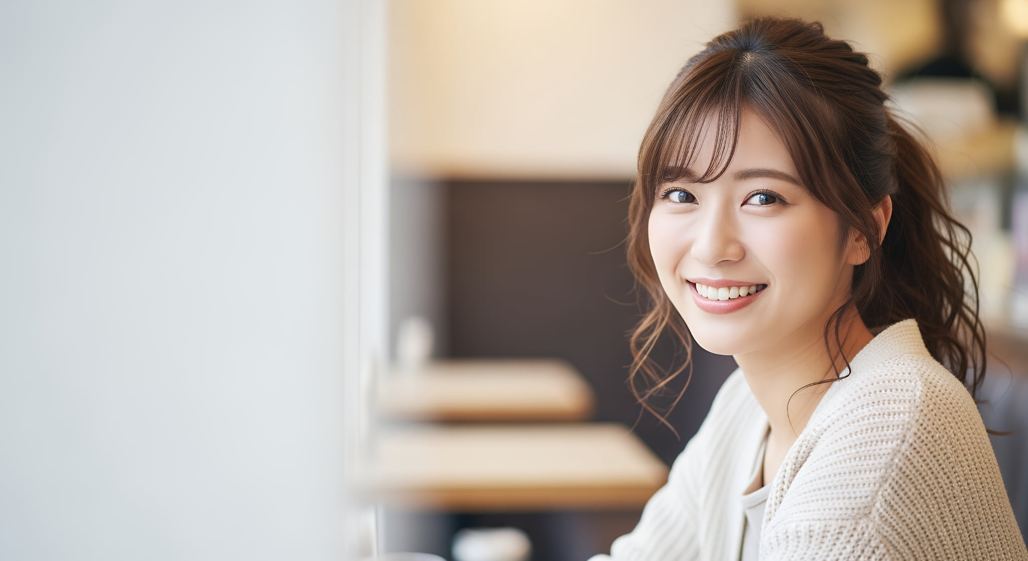 歯の矯正を終えて綺麗な歯並びで笑う女性