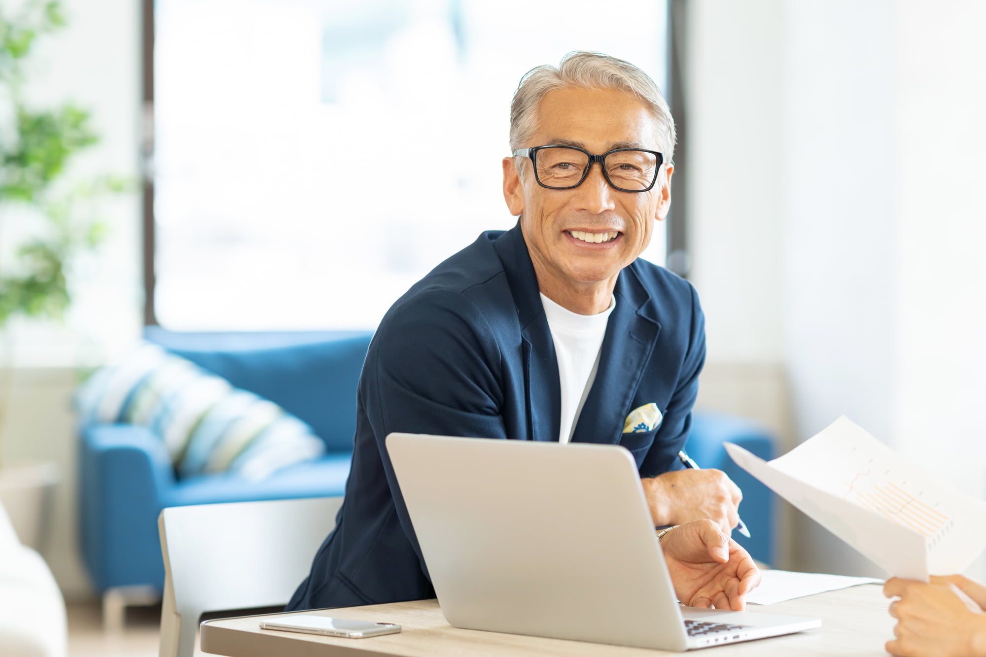 適切なケアをして健康な歯ぐきを維持しているミドル男性